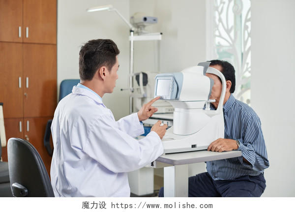 现代化的设备检查病人验光师检测视力
